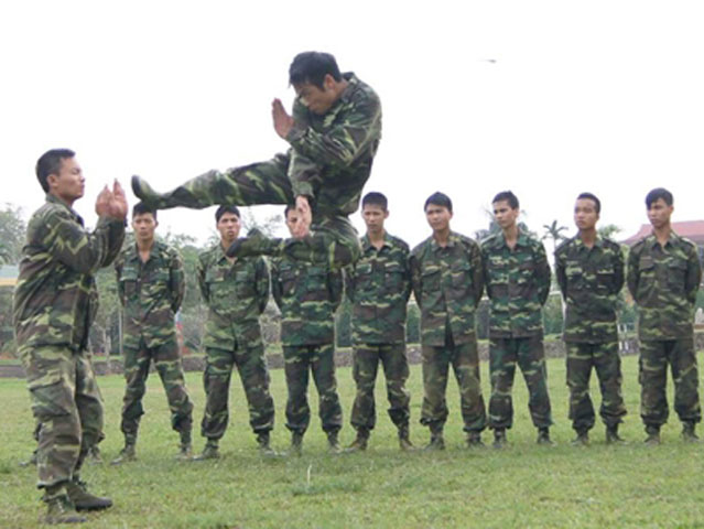 Chiến sĩ Đại đội trinh sát 20 luyện võ nghệ