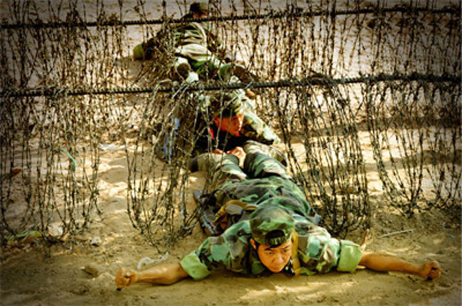 Ở mọi hoàn cảnh, lính trinh sát Việt Nam rất mưu trí, dũng cảm. Trong ảnh, chiến sỹ Đại đội trinh sát Tiền Giang uyển chuyển vượt hàng rào bùng nhùng.