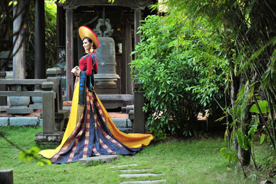 Trang phục dân tộc của Diễm Hương tại cuộc thi HHHV 2012 chính thức được tiết lộ. Trang phục được thiết kế bởi NTK Thuận Việt với sự kết hợp giữa áo dài và những đường nét hiện đại.