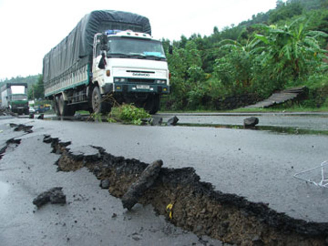 Sau nhiều đợt mưa như trút nước, một đoạn trên quốc lộ 1A (km 1294+820) qua địa phận xã An Dân, huyện Tuy An, tỉnh Phú   Yên bị sạt lở nghiêm trọng. Vết nứt rộng hơn 25cm, dài hơn 60m, sâu từ 0,5 đến 1m, chiếm gần một nửa mặt đường; các   phương tiện giao thông qua lại hết sức khó khăn.
