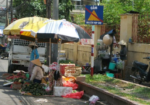  Chỗ nào cấm họp chợ thì người ta xúm đông xúm đỏ mua mua bán bán.