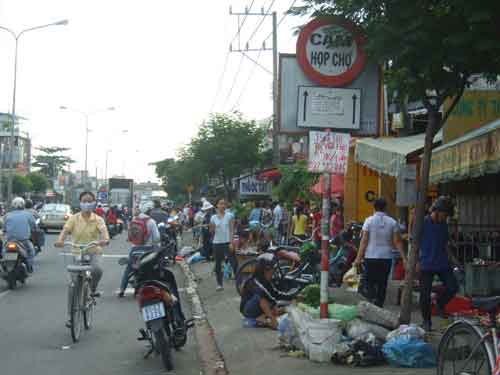 Càng cấm càng họp