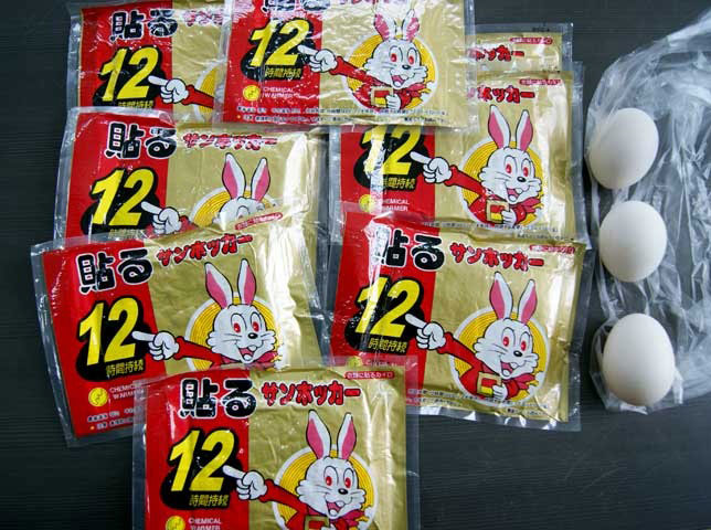 Miếng dán giữ nhiệt hiệu KIKO có nhiều chữ tiếng Nhật trên bao bì được bán phổ biến trên thị trường Việt Nam với giá 130.000 đồng/túi 10 miếng, với quảng cáo giữ ấm cơ thể, nhiệt độ cực đại đạt 68-69 độ C.