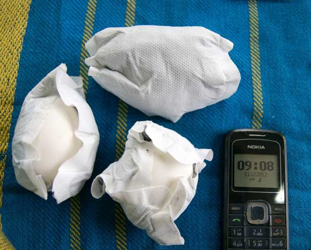 Thời gian qua không ít người đã phải nhờ tới sự can thiệp của bác sĩ vì bị bỏng do dùng miếng dán giữ nhiệt. Để kiểm chứng, chúng tôi lấy miếng dán giữ nhiệt để “luộc” trứng gà.