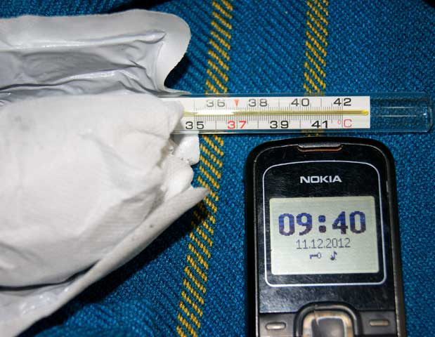 Sau khoảng 30 phút, lúc này dùng tay đụng vào miếng dán giữ nhiệt đã rất nóng, nhiệt độ lên trên 42 độ C, chiếc nhiệt kế không còn tác dụng.