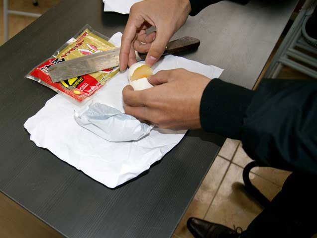 Tuy trứng chưa chín, nhưng lòng trắng trứng đã bắt đầu đổi màu.