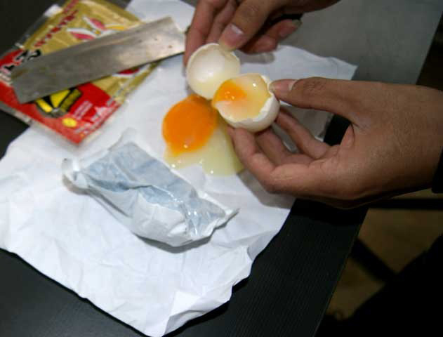 Lòng đỏ chưa có thay đổi nhiều, nhưng lòng trắng trứng đã bắt đầu sánh lại, chuyển từ trong suốt sang trắng đục.