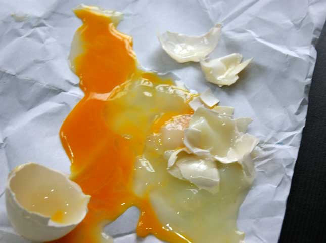 Một phần lòng trắng đã đông và bám vào vỏ trứng.