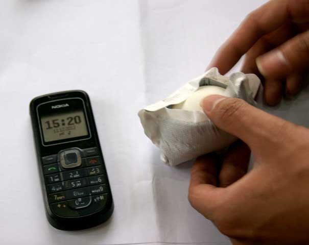 Quả trứng cuối cùng được bóng để xem kết quả sau hơn 6 giờ ủ trong miếng dán giữ nhiệt.