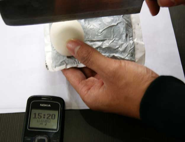 Lúc này vỏ trứng rất nóng, không thể cầm bằng tay không được.