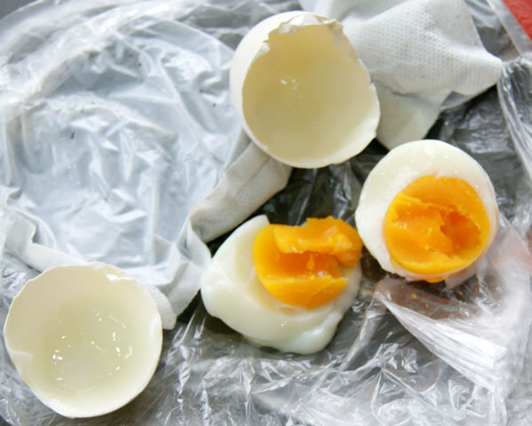 Trứng “luộc” bằng miếng dán giữ nhiệt chín không khác gì trứng luộc bằng nước sôi.