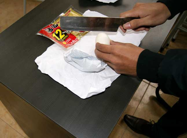 Để trứng nguội trong ít phút sau đó đập xem bên trong.