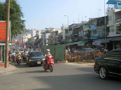 Anh Nguyễn Duy Tú, nhân viên sửa chữa xe gắn máy của tiệm Đức Thịnh (số 222 Lý Tự Trọng, phường Bến Thành, quận 1) cho biết, cả tháng nay, từ khi đường Lý Tự Trọng bị lôcốt “hành”, cửa hàng của anh trở nên vắng khách “Nhiều khi cả ngày không thấy bóng dáng một người khách nào”, anh Tú nói.
