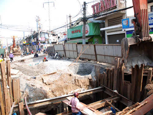  “Không biết các cơ quan chức năng nghĩ như thế nào mà lại dựng lôcốt vào dịp cuối năm. Cuối năm là mùa làm ăn, cũng phải để chúng tôi kiếm chút lời bù cho cả năm buôn bán ế ẩm chứ!”, chị Thư, một hộ kinh doanh hàng thời trang ở đường Lý Tự Trọng bức xúc.