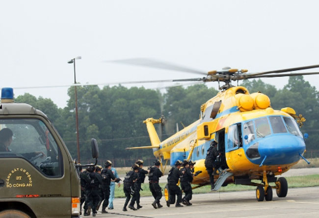 Cảnh sát đặc nhiệm lên trực thăng để đổ bộ trong cuộc diễn tập. (Theo TPO)