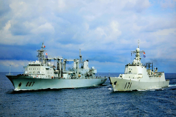 Trong chuyến thăm này của Chủ tịch Tập Cận Bình, ông đã cùng quân đội thuộc Hạm đội Nam Hải quan sát một buổi diễn tập nhỏ trên biển của tầu chiến trên biển Đông...