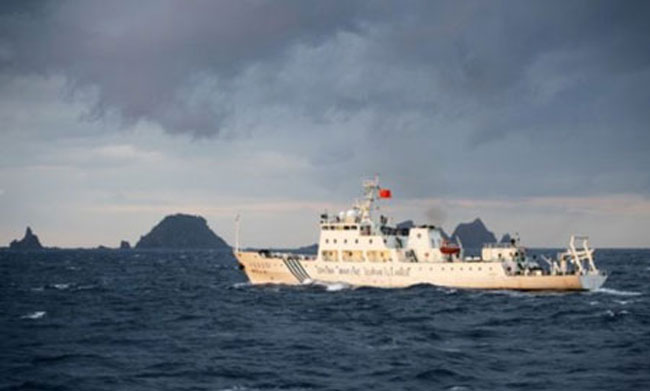  Trước đó, lực lượng bảo vệ bờ biển Nhật Bản (JCG) cho biết 4 tàu hải giám Trung Quốc sáng ngày 13/12 đã đi   vào vùng lãnh hải Nhật Bản, gần quần đảo Senkaku (Bắc Kinh gọi là Điếu Ngư) trên Biển Hoa Đông.