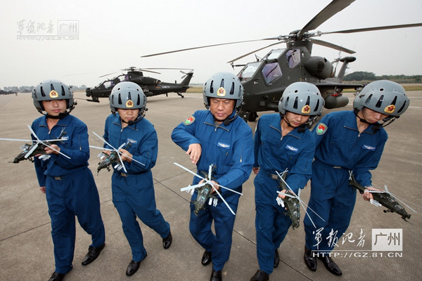 Hướng dẫn phi công mới cách điều khiển trực thăng theo đội hình.