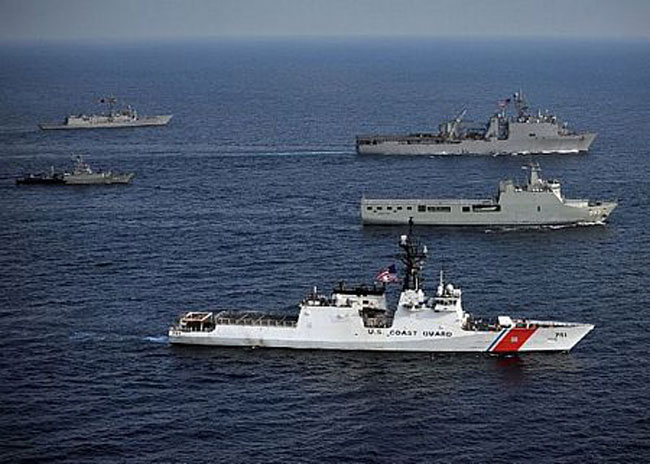 Ngoài ra, Mỹ đang tìm cách mở rộng quan hệ quân sự với Indonesia. Điều đó được ông Kurt Campbell khẳng định hồi tháng 11/2012. Theo ông, việc làm đó có lợi cho cả hai nước. (Các tàu chiến của Indonesia và Mỹ dàn hàng trên Biển Java trong cuộc tập trận chung CARAT 2012 giữa hải quân hai nước.)