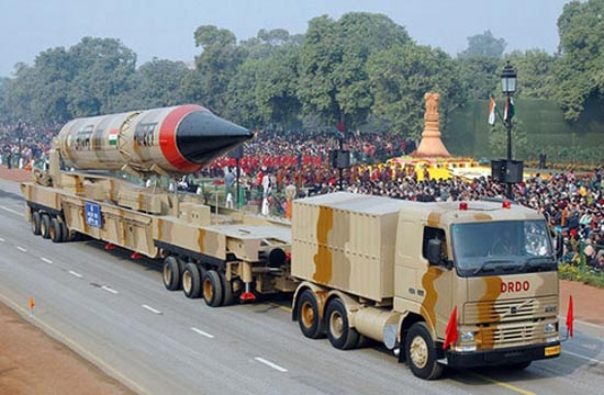  Cơ quan nghiên cứu phát triển quốc phòng Ấn Độ DRDO đã phát triển các tên lửa đạn đạo tầm trung và tầm xa cũng như thường xuyên thực hiện các lần  phóng thử nghiệm như là một phần của kế hoạch diễn tập quân sự hàng năm của Ấn Độ.