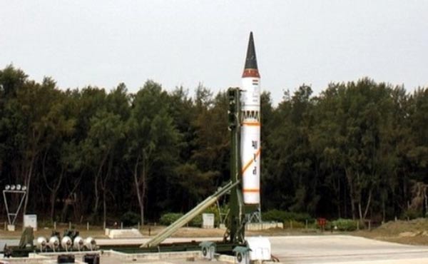  Agni-2 là tên lửa đạn đạo thể rắn lưỡng cực, dài 20m, có tầm phóng hơn 2000km. Tên lửa áp dụng quán tính cộng với dẫn đường của hệ thống định vị dẫn đường toàn cầu, độ chính xác khoảng 45m. Sau khi phóng thử thành công hai lần, năm 2002, tên lửa Agni-2 bước vào giai đoạn sản xuất ban đầu.