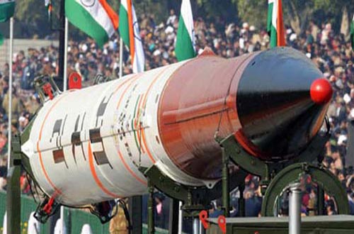   Tên lửa Agni-3 có tầm phóng 3.500-4000km, dài khoảng 13m. Hệ thống tên lửa này có thể mang đầu đạn thông thường hoặc đầu đạn hạt nhân 600-1.800kg, theo dự đoán đầu đạn hạt nhân có thể lên tới 200-300kg.