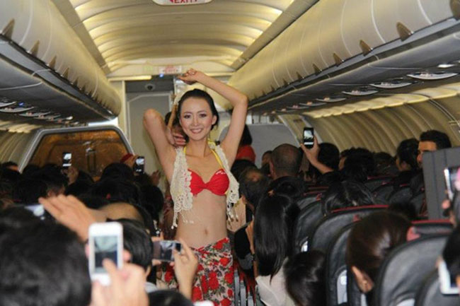 Trên chuyến bay này, không những mặc bikini, các cô gái trẻ còn trình diễn và nhảy múa. Điều đáng nói là trên chuyến bay có rất nhiều người là người già và trẻ em, lại có nhiều du khách nước ngoài.