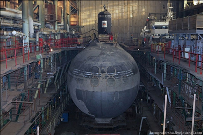 Sau cuộc thử nghiệm, các chuyên gia đóng tàu Severodvinsk với thủy thủ đoàn sẽ tiến hành bàn giao con tàu và chuyển sang Ấn Độ. Sindurakshak là tàu ngầm thuộc lớp kilo (dự án 887) được đóng cho Hải quân Ấn Độ vào năm 1997 tại nhà máy đóng tàu Admiralty ở St Petersburg, Nga.