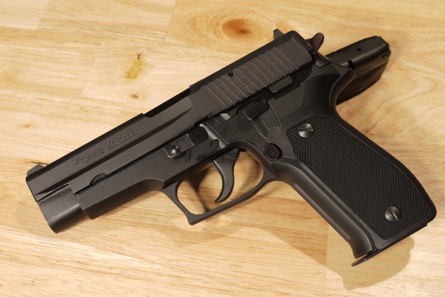 P226 - khẩu súng bán tự động 9mm của Hãng chế tạo vũ khí Mỹ SIG Sauer - là loại vũ khí được ưa dùng của cảnh sát và quân đội trên toàn thế giới 