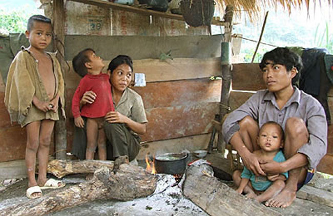 Lâu nay Việt Nam được xem là một trong những nước thành công nhất về giảm nghèo, tuy nhiên đó là đo theo chuẩn nghèo cũ, thấp hơn chuẩn quốc tế. 
