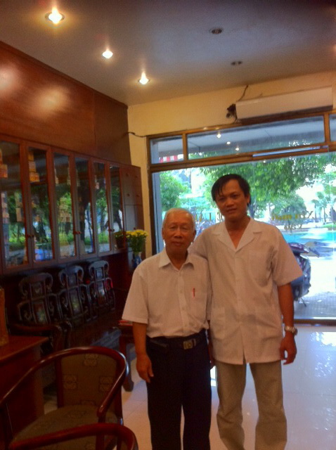 Ông Nguyễn Văn Công-Việt Kiều Úc, tới thăm và gởi lời cảm tạ; bệnh chàm mãn tính của ông đã được Bảo Thanh Đường chữa dứt điểm.