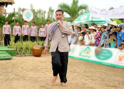   Một bộ phận giới trẻ quan tâm đến hàng hiệu chỉ để tạo đẳng cấp, khoe mẽ mà quên đi tính chất quan trọng hơn: đó là chất lượng sản phẩm ra sao, giá cả thế nào. Nhiều mặt hàng Trung Quốc bị tẩy chay, xài thua xa hàng VN.Tâm lý sính ngoại mà không biết phân biệt sản phẩm, chất lượng, đã tạo cơ hội cho con buôn trục lợi. Nhiều sản phẩm chỉ cần dán nhãn ngoại, đưa vào không gian đẹp lập tức bán được giá rất cao.