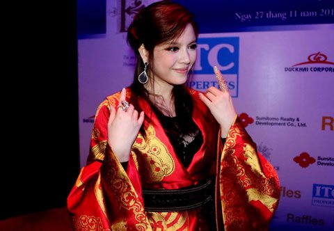 Sau khi khoe mẽ chiếc váy xa xỉ, Đại sứ du lịch của Việt Nam Lý Nhã Kỳ còn cất cao giọng: 