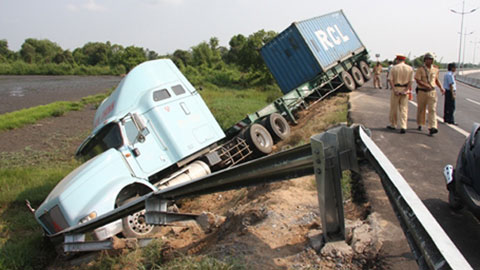 Theo Phó chủ tịch Ủy ban An toàn giao thông Quốc gia Nguyễn Hoàng Hiệp, sau khi thu Quỹ bảo trì đường bộ, đường tốt lên thì tai nạn sẽ tăng. Theo ông, có thực tế tại Việt Nam, đường càng tốt tai nạn càng tăng. Trong ảnh là một vụ tai nạn trên cao tốc TP.HCM - Trung Lương. 