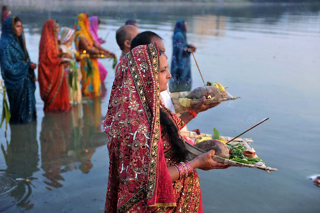 Một thảm kịch khác cũng vừa xảy ra là trong lễ hội tôn giáo Chhath của tín đồ Hindu tại thành phố Patna, bang Bihar ở miền bắc Ấn Độ. Cảnh sát địa phương cho hay, các tín đồ trên một cầu tre qua sông Hằng tỏ ra hoảng loạn và giẫm đạp lên nhau sau khi cầu sập. 