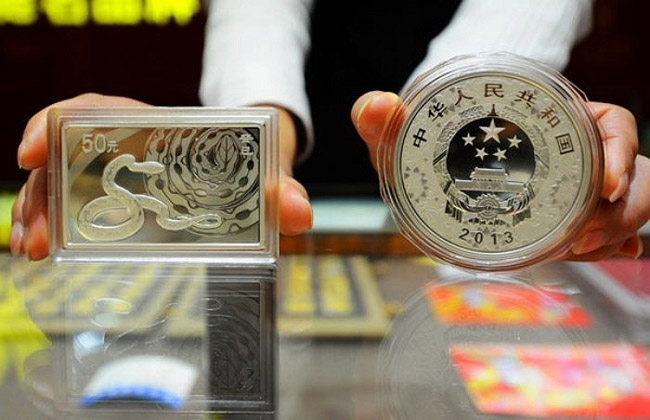 Con rắn làm từ bạc trên nền hình tròn như đồng tiền xu do Ngân hàng Nhân dân Trung Quốc giới thiệu tại Giang Tô.
