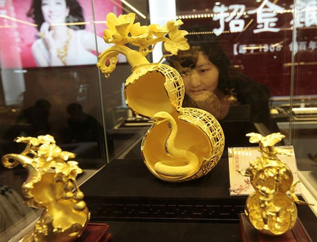 Một sản phẩm làm bằng vàng với hình rắn độc đáo được giới thiệu ở Hội chợ đồ trang sức quốc tế diễn ra tại Trung Quốc tháng 12/2012