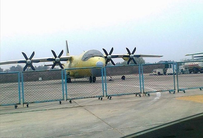 Y-8QF được thiết kế dựa trên loại máy bay vận tải Y-8 của công ty hàng không Shaanxi, máy bay được trang bị 4 động cơ cánh quạt WJ-6C.