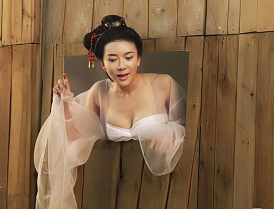 Diễn viên xuất hiện với tạo hình vô cùng nóng bỏng với những trang phục thiếu vải và có những tạo dáng sexy.