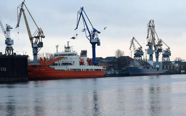 Trước đó, sau khi hạ thủy, tàu ngầm Kilo đầu tiên cho đối tác tiếp tục neo đậu ở bến cảng nhà máy Admiralty để hoàn thiện phần kiến trúc thượng tầng (phần xuất hiện trên mặt nước khi tàu nổi) và sau đó bắt đầu thử nghiệm trên biển vào tháng 12/2012.