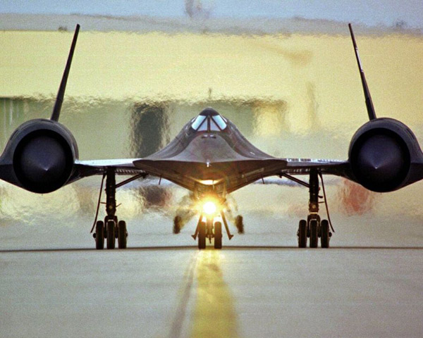 Từ chuyến bay đầu tiên vào năm 1972 cho tới khi bị loại khỏi biên chế vào năm 1989, SR-71 Blackbird (Chim hét) của CIA đã thống trị bầu trời nhờ tốc độ bay nhanh nhất và trần bay cũng thuộc hàng cao nhất so với tất cả các loại máy bay khác ở cùng thời điểm.