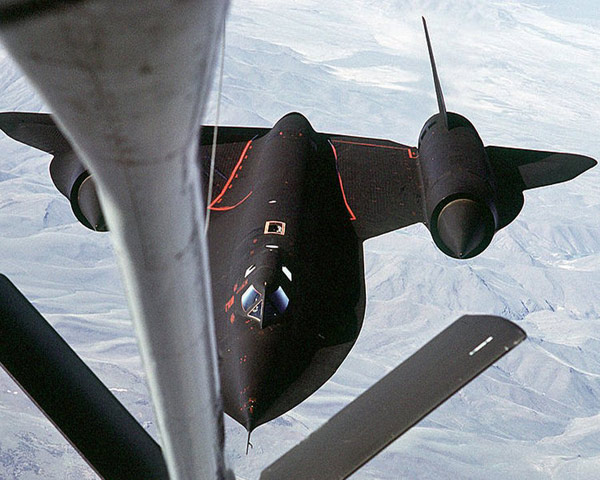 Hình ảnh SR-71 được tiếp dầu trên không