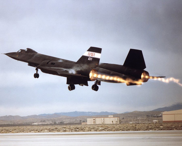 Blackbird SR-71 được sơn màu đen để tăng phát thải nhiệt, giảm thiểu tiết diện phản hồi radar. 