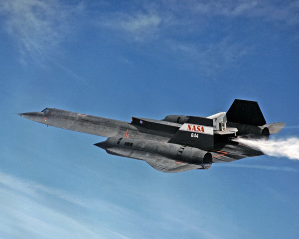 Trinh sát cơ chiến lược SR-71 Blackbird có hình dáng thiết kế hơi lạ so với các chủng loại máy bay từng được chế tạo từ trước đến nay, với đặc điểm thân dài, thon về phía sau, tiết diện nhỏ gắn liền với bộ phận cánh hình tam giác có đầu cánh tròn.