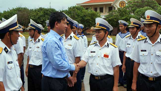 Trước đó, ngày 5/5, Bộ trưởng Đinh La Thăng đi thăm, kiểm tra các đơn vị làm nhiệm vụ đảm bảo an toàn hàng hải ở quần đảo Trường Sa.