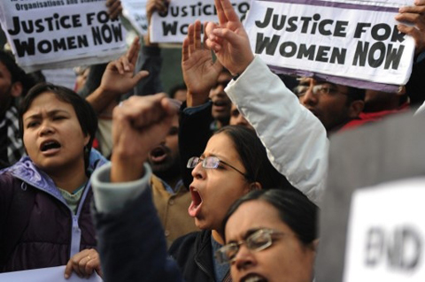 Người dân Ấn Độ biểu tình yêu cầu chính phủ nhanh chóng trừng trị những kẻ cưỡng hiếp tập thể. Ảnh: AFP