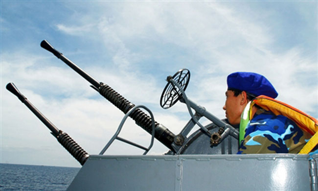 Không dừng lại đó, ngư dân Việt Nam cũng được bảo vệ bởi lực lượng cảnh sát biển. Đây là lực lượng chuyên trách của nhà nước   thực hiện chức năng quản lý về an ninh trật tự an toàn và bảo đảm việc chấp hành pháp luật của Việt Nam và Điều ước Quốc tế mà   Việt Nam là thành viên (Điều 1, Pháp lệnh Cảnh sát biển Việt Nam). Hiện cảnh sát biển còn được trang bị radar có tầm quét cánh   quạt 100km, trong đó khoảng 70km radar nhìn rõ tàu xâm phạm vùng biển.
