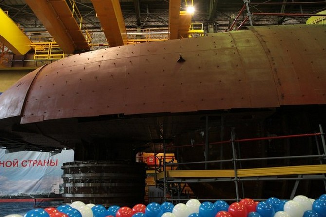 Phần mũi của một tàu ngầm Kilo đang được đóng trong nhà máy.