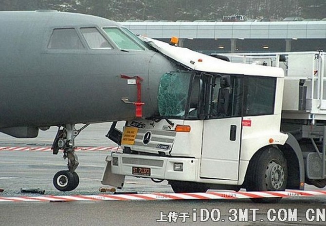 Một máy bay ném bom B-1B đâm thẳng vào khoang lái của một chiếc xe tải trên mặt đất.