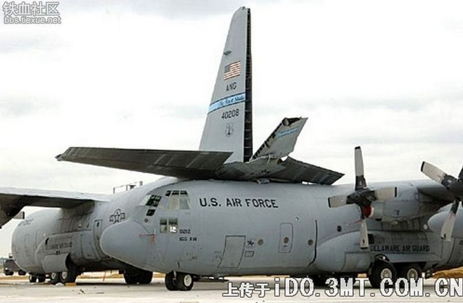 Hai máy bay vận tải quân sự C-130 của Không quân Mỹ “húc” nhau.
